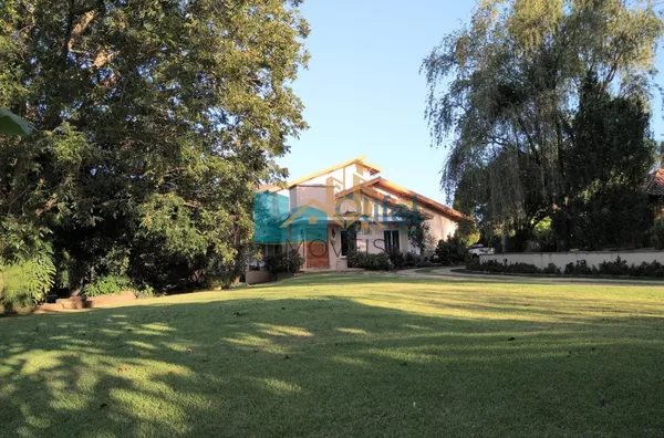 Imagine morar em uma casa, estilo " casa de campo", espaçosa, ambientes  amplos , arejados,  aconchegante, rodeada de natureza, ambientes integrados e com muita qualidade de vida.   Chácara com  2.502m2 de terreno plano, impecável, acabamento de ótima qua - Foto 23