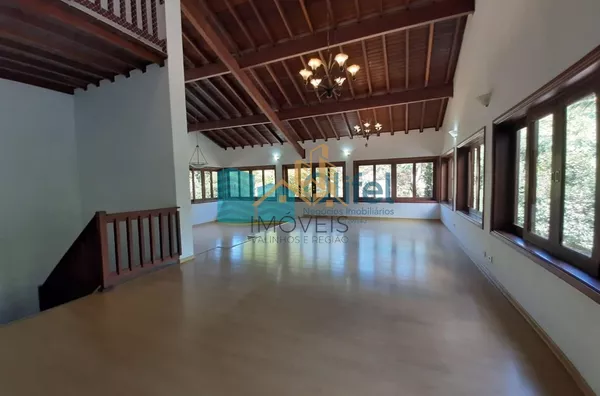 Maravilhosa casa no condomínio Marambaia na cidade de Vinhedo,  com 4 grandes suítes ensolaradas com hidro, suíte master com lareira e closet, 6 amplas salas com pé direito duplo em Ipê e Mezanino, 2 lindas lareiras, 2 cozinhas planejadas, escritório plan - Foto 9