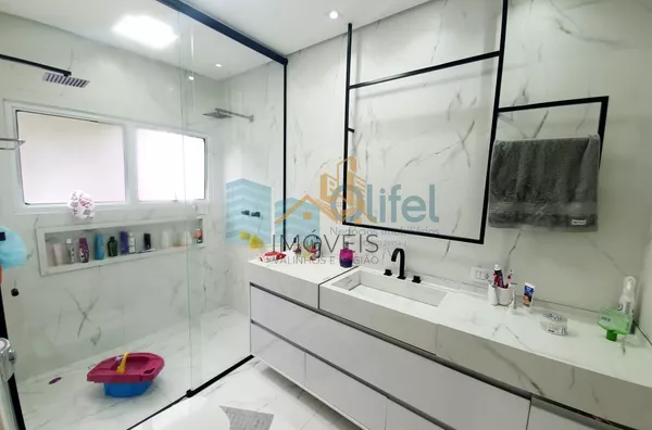Excelente casa com 306 m², no melhor condomínio de Louveira, 01 suíte máster (closet e banho amplos com varanda + 02 dormitórios amplos, sala ampla e sala de jantar. Todos ambientes com ar condicionado novo. Cozinha, despensa, lavanderia, escritório e áre - Foto 16