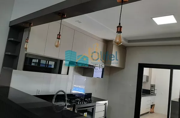 Linda casa térrea, 206m².O imóvel conta com 03 suítes com armários, sendo a suíte master com closet, escritório, lavabo, sala 2 ambientes, cozinha com armários e espaço gourmet com churrasqueira e armários, fogão cooktop  ja instalado. Piscina Aquecida. T - Foto 15