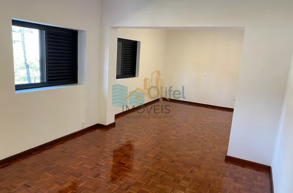 Excelente casa à venda no Condomínio São Joaquim,. Próxima ao lago, iluminação natural e muito arejada. No piso inferior a casa possui um espaço para home office, salão de jogos ou festas, 2 dormitórios e 1 suíte. No piso superior são 3 suítes sendo 1 mas - Foto 51
