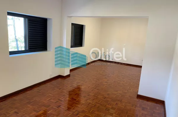 Excelente casa à venda no Condomínio São Joaquim,. Próxima ao lago, iluminação natural e muito arejada. No piso inferior a casa possui um espaço para home office, salão de jogos ou festas, 2 dormitórios e 1 suíte. No piso superior são 3 suítes sendo 1 mas - Foto 51