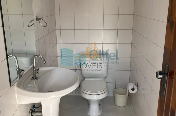 Excelente casa à venda no Condomínio São Joaquim,. Próxima ao lago, iluminação natural e muito arejada. No piso inferior a casa possui um espaço para home office, salão de jogos ou festas, 2 dormitórios e 1 suíte. No piso superior são 3 suítes sendo 1 mas - Foto 22