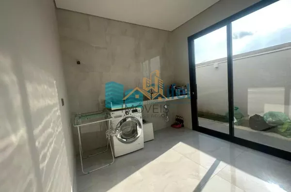 Linda casa no  condomínio  Santa Isabel na cidade de Louveira para quem procura espaço, modernismo, sofisticação, sossego e excelente iluminação. O imóvel dispõe de 525m² de terreno e 414m² de construção. O piso inferior oferece sala ampla  para 2 ambient - Foto 16