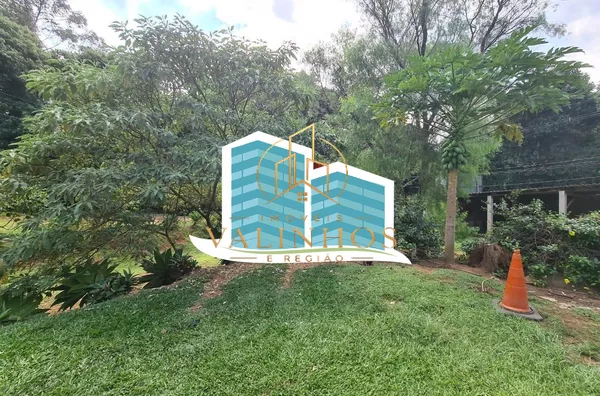 Chácara com 84.500,00m²,plana, bem distribuídas, a 5 minutos do centro da cidade de  Vinhedo.  Agende a sua visita com um de nossos corretores.