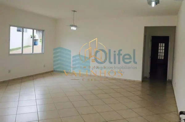Excelente casa térrea em condomínio fechado na cidade de Louveira com 3 suítes, sala de estar, jantar e TV, cozinha ampla e planejada, banheiro social, linda área gourmet com churrasqueira com fechamento em vidro, piscina e vagas de garagem.  Imóvel rico