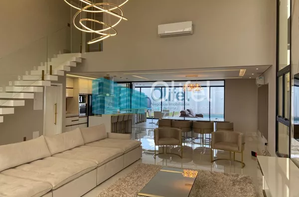 Linda casa no  condomínio  Santa Isabel na cidade de Louveira para quem procura espaço, modernismo, sofisticação, sossego e excelente iluminação. O imóvel dispõe de 525m² de terreno e 414m² de construção. O piso inferior oferece sala ampla  para 2 ambient - Foto 4