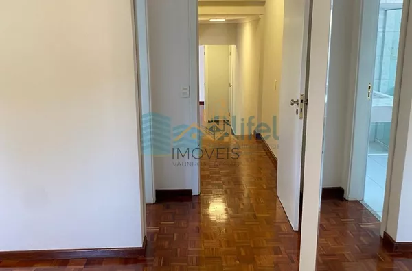 Excelente casa à venda no Condomínio São Joaquim,. Próxima ao lago, iluminação natural e muito arejada. No piso inferior a casa possui um espaço para home office, salão de jogos ou festas, 2 dormitórios e 1 suíte. No piso superior são 3 suítes sendo 1 mas - Foto 53
