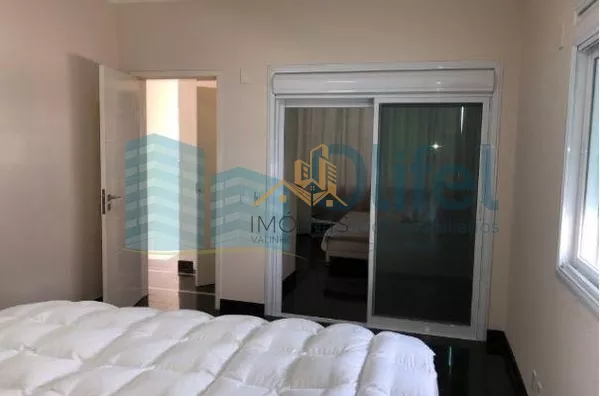 Sobrado em condomínio na cidade de Louveira,  com 3 dormitórios, 2 suítes, sendo 1 master com closet, escritório, sala 3 ambientes, home theater, ampla cozinha rica em armários, despensa, lavanderia, área gourmet com varanda, piscina aquecida, todo piso e - Foto 3