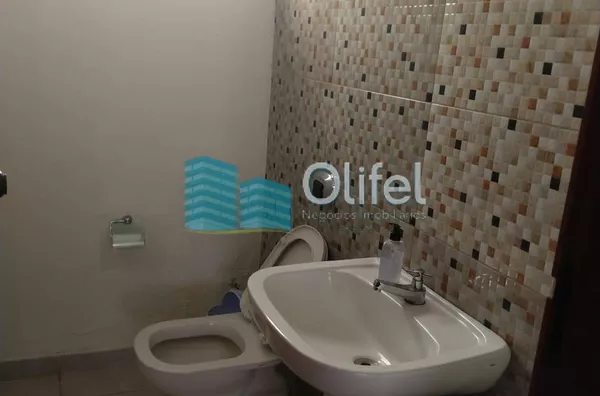 Casa térrea em condomínio em Louveira com 4 dormitórios, sendo 2 suítes, uma master com closet, cozinha planejada, lavanderia, sala ampla para 3 ambientes, quintal, piscina, vagas para 4 carros, sendo 2 cobertas e 2 descobertas. Condomínio com quadra de t - Foto 14