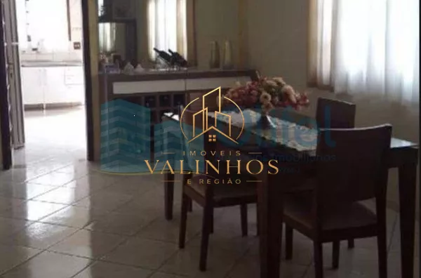 Ótima casa em bairro tranquilo na cidade de Louveira com 3 dormitórios sendo 1 suíte, sala 2 ambientes, cozinha americana com armários, edícula com churrasqueira gourmet e banheiro, quintal e garagem para 4 carros.