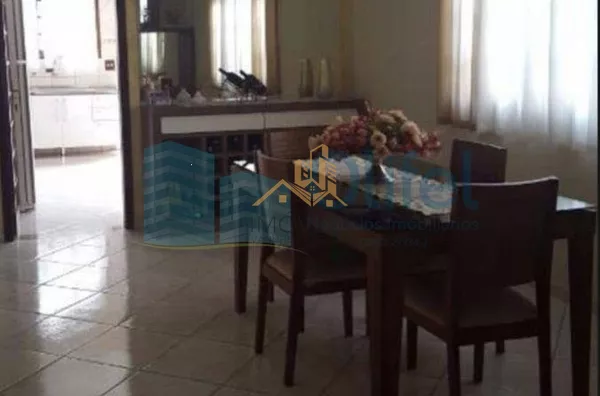 Ótima casa em bairro tranquilo na cidade de Louveira com 3 dormitórios sendo 1 suíte, sala 2 ambientes, cozinha americana com armários, edícula com churrasqueira gourmet e banheiro, quintal e garagem para 4 carros. - Foto 2
