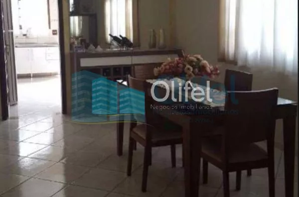 Ótima casa em bairro tranquilo na cidade de Louveira com 3 dormitórios sendo 1 suíte, sala 2 ambientes, cozinha americana com armários, edícula com churrasqueira gourmet e banheiro, quintal e garagem para 4 carros. - Foto 2