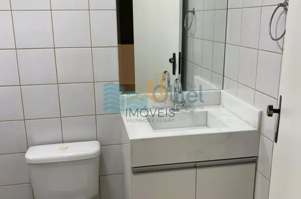 Excelente casa à venda no Condomínio São Joaquim,. Próxima ao lago, iluminação natural e muito arejada. No piso inferior a casa possui um espaço para home office, salão de jogos ou festas, 2 dormitórios e 1 suíte. No piso superior são 3 suítes sendo 1 mas - Foto 5