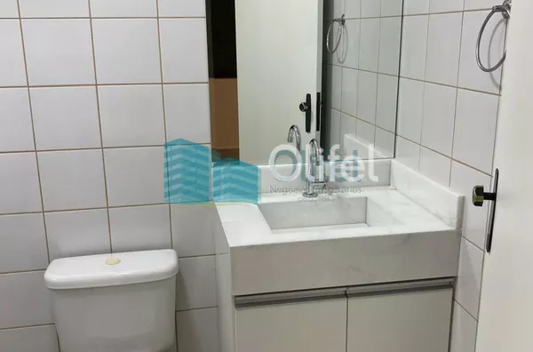 Excelente casa à venda no Condomínio São Joaquim,. Próxima ao lago, iluminação natural e muito arejada. No piso inferior a casa possui um espaço para home office, salão de jogos ou festas, 2 dormitórios e 1 suíte. No piso superior são 3 suítes sendo 1 mas - Foto 5