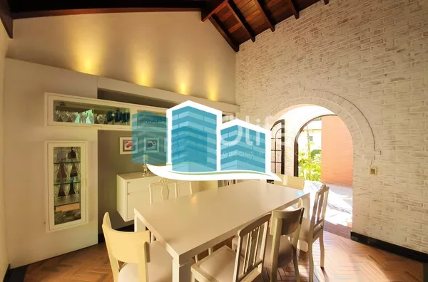Maravilhosa casa a venda em condomínio na cidade de valinhos. com detalhes rústicos e da arquitetura inglesa. Aquela casa com cara de casa, a arquitetura diferenciada parece nos abraçar entre seus grandes vãos, vigas de madeira e concreto, arcos e piso ce - Foto 34