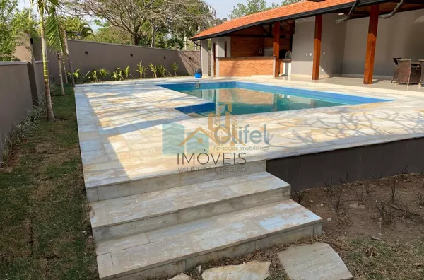Excelente casa à venda no Condomínio São Joaquim,. Próxima ao lago, iluminação natural e muito arejada. No piso inferior a casa possui um espaço para home office, salão de jogos ou festas, 2 dormitórios e 1 suíte. No piso superior são 3 suítes sendo 1 mas - Foto 26