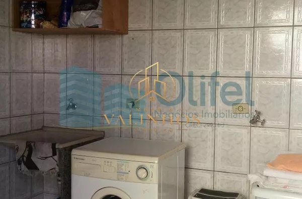 Ótima casa em bairro tradicional na cidade de Louveira. Área mista com 200m de área construída e 250m de área total. Casa com amplas sala de estar e jantar, cozinha planejada, 3 dormitórios, sendo 1 suíte, com closet, jardim de inverno, lavanderia, quarto