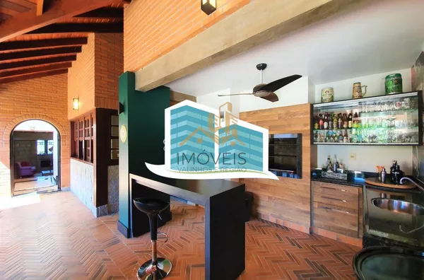 Maravilhosa casa a venda em condomínio na cidade de valinhos. com detalhes rústicos e da arquitetura inglesa. Aquela casa com cara de casa, a arquitetura diferenciada parece nos abraçar entre seus grandes vãos, vigas de madeira e concreto, arcos e piso ce - Foto 13