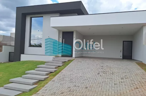 Imagine morar com a sua família em uma casa nova, totalmente térrea em um excelente condomínio com reserva ao seu entorno, ruas arborizadas e uma excelente área de lazer e segurança.  O imóvel possui 3 suítes, sala ampla integrada a cozinha e área gourmet - Foto 1