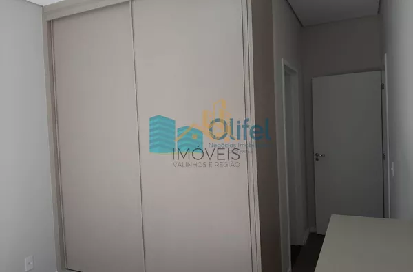 Linda casa térrea, 206m².O imóvel conta com 03 suítes com armários, sendo a suíte master com closet, escritório, lavabo, sala 2 ambientes, cozinha com armários e espaço gourmet com churrasqueira e armários, fogão cooktop  ja instalado. Piscina Aquecida. T - Foto 37