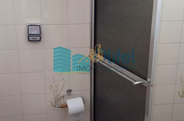 Excelente casa de esquina para comércio ou residência localizada na cidade de Jundiai em um bairro misto, próximo ao centro da cidade.  Imóvel conta com 2 dormitórios, sala, ampla cozinha com armários, lavanderia, banheiro. na parte superior um espaço cob - Foto 14