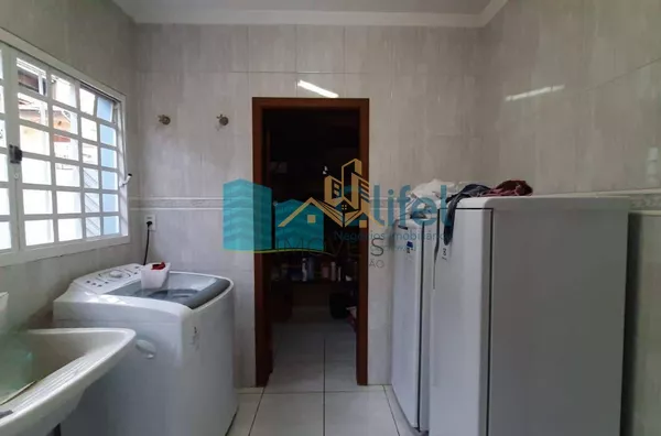 Excelente casa de esquina em bairro residencial, próximo ao centro na cidade de Louveira.  Possui 3 dormitórios sendo 1 suíte com closet e banheira de hidromassagem de 4 lugares. Sala 3 ambientes, sala de TV, escritório, despensa e lavanderia fechada. Pos - Foto 34