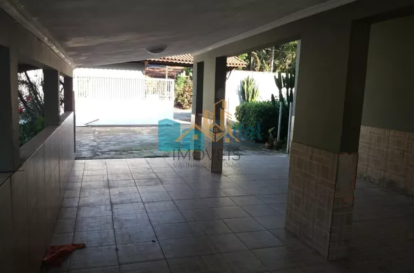 Excelente chácara  a 4 km do centro da cidade de Louveira com 03 dormitórios sendo 01 suíte, sala jantar, sala de estar, 08 vagas de garagem sendo 04 coberta, canil, campo de futsal gramado, piscina, churrasqueira, fogão e forno à lenha, lago, com uma áre - Foto 18