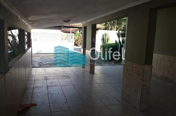 Excelente chácara  a 4 km do centro da cidade de Louveira com 03 dormitórios sendo 01 suíte, sala jantar, sala de estar, 08 vagas de garagem sendo 04 coberta, canil, campo de futsal gramado, piscina, churrasqueira, fogão e forno à lenha, lago, com uma áre - Foto 18