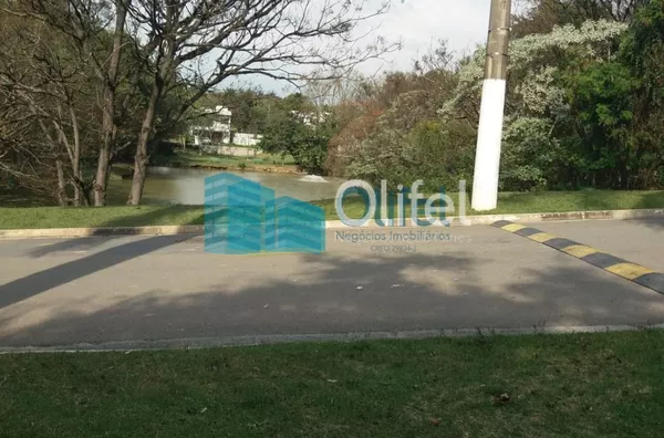 Terreno dentro de condomínio fechado, próximo ao centro da cidade, com topografia privilegiada, projeto  aprovado junto ao condomínio e prefeitura para constução de casa com 206 m² de área útil. Condomínio com Piscina, Churrasqueiras, Quadras de Tênis, Qu - Foto 11