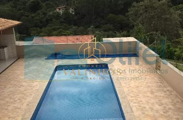 Linda chácara na cidade de Louveira com 3 suítes, ampla sala para2 ambientes, piscina, área gourmet com churrasqueira, forno de pizza, vestiário masculino e feminino com banheiros, pomar, quiosque, cocheira, vaga de garagem para até 10 carros. Excelente l