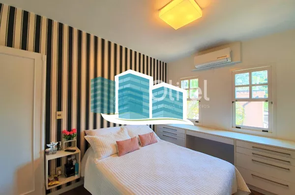 Maravilhosa casa a venda em condomínio na cidade de valinhos. com detalhes rústicos e da arquitetura inglesa. Aquela casa com cara de casa, a arquitetura diferenciada parece nos abraçar entre seus grandes vãos, vigas de madeira e concreto, arcos e piso ce - Foto 5