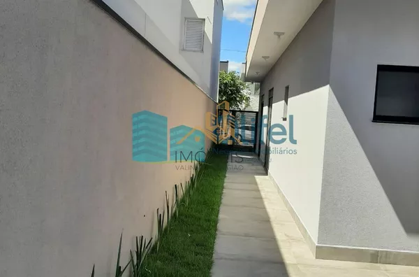 Linda casa térrea, 206m².O imóvel conta com 03 suítes com armários, sendo a suíte master com closet, escritório, lavabo, sala 2 ambientes, cozinha com armários e espaço gourmet com churrasqueira e armários, fogão cooktop  ja instalado. Piscina Aquecida. T - Foto 14