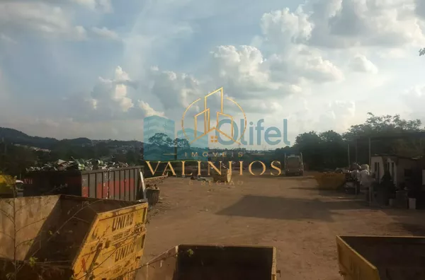 Área comercial/industrial,  com excelente localização de frente a rodovia.   Ótima topografia com platôs. Possibilidade de desmembramento, sendo a frente o valor de R$ 450,00 o metro e a parte de trás, R$ 385,00 o metro.  *Analisa permuta e possibilidade