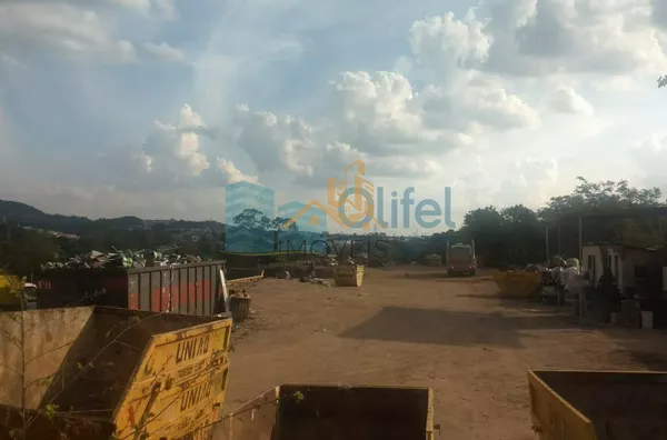 Área comercial/industrial,  com excelente localização de frente a rodovia.   Ótima topografia com platôs. Possibilidade de desmembramento, sendo a frente o valor de R$ 450,00 o metro e a parte de trás, R$ 385,00 o metro.  *Analisa permuta e possibilidade