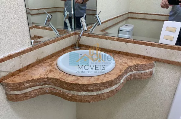 Excelente casa à venda no Condomínio São Joaquim,. Próxima ao lago, iluminação natural e muito arejada. No piso inferior a casa possui um espaço para home office, salão de jogos ou festas, 2 dormitórios e 1 suíte. No piso superior são 3 suítes sendo 1 mas - Foto 6