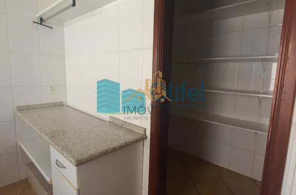 Para você que  busca uma excelente casa, assobradada, ensolarada, com ventilação natural, rua arborizada, condomínio com total segurança, acesso com identificação facial, portaria 24hs, área de lazer em uma cidade como Louveira, com estrutura, porém, mant - Foto 17