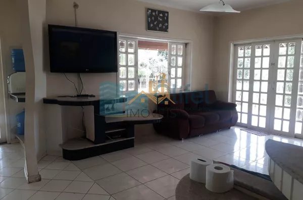 Chácara Paradisíaca! Bairro tranquilo de chácaras residenciais. Rua Asfaltada e próximo a rodovia. Possui salão para festas próximo a piscina, quiosque, sala de jogos, campo de futebol, casa de caseiro. Casa Principal: Toda avarandada com 03 quartos, sala - Foto 13