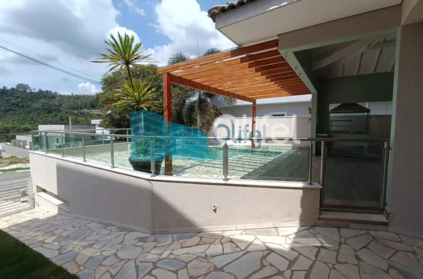 Excelente sobrado, com fino acabamento, pé direito alto,  em condomínio na cidade de Louveira. São 3 suítes, sendo a master com hidromassagem e closet, lavabo, ampla sala, integrada com a cozinha com planejados, lavanderia, piscina e 4 vagas de garagem, s