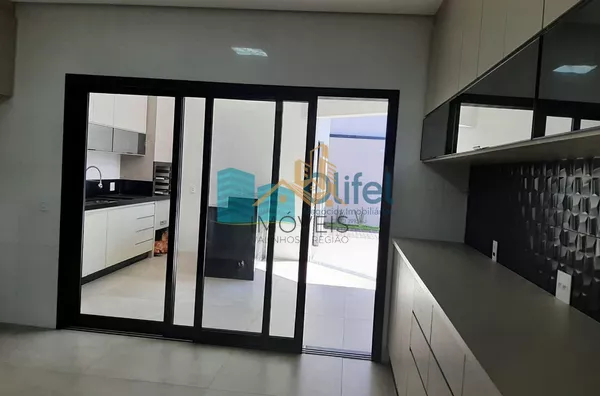 Linda casa térrea, 206m².O imóvel conta com 03 suítes com armários, sendo a suíte master com closet, escritório, lavabo, sala 2 ambientes, cozinha com armários e espaço gourmet com churrasqueira e armários, fogão cooktop  ja instalado. Piscina Aquecida. T - Foto 10
