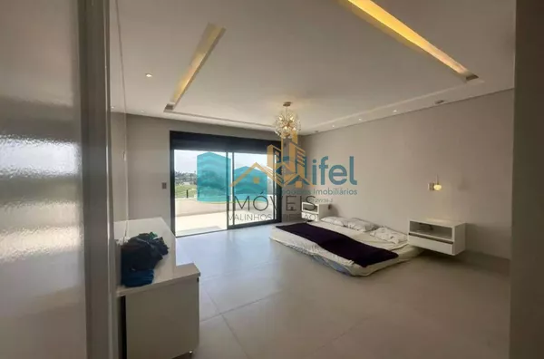 Linda casa no  condomínio  Santa Isabel na cidade de Louveira para quem procura espaço, modernismo, sofisticação, sossego e excelente iluminação. O imóvel dispõe de 525m² de terreno e 414m² de construção. O piso inferior oferece sala ampla  para 2 ambient - Foto 13