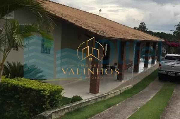 Linda chácara na cidade de Louveira com 3 suítes, ampla sala para2 ambientes, piscina, área gourmet com churrasqueira, forno de pizza, vestiário masculino e feminino com banheiros, pomar, quiosque, cocheira, vaga de garagem para até 10 carros. Excelente l