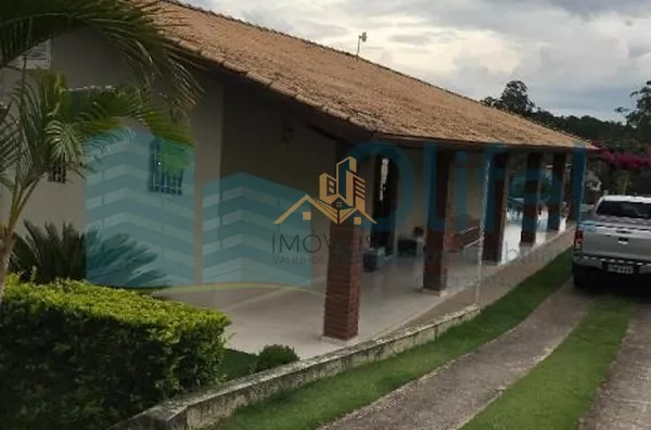 Linda chácara na cidade de Louveira com 3 suítes, ampla sala para2 ambientes, piscina, área gourmet com churrasqueira, forno de pizza, vestiário masculino e feminino com banheiros, pomar, quiosque, cocheira, vaga de garagem para até 10 carros. Excelente l - Foto 1
