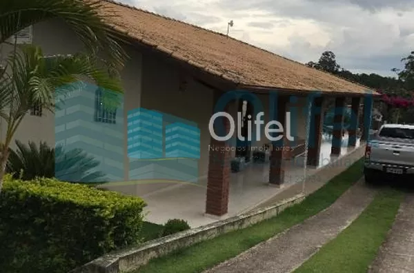Linda chácara na cidade de Louveira com 3 suítes, ampla sala para2 ambientes, piscina, área gourmet com churrasqueira, forno de pizza, vestiário masculino e feminino com banheiros, pomar, quiosque, cocheira, vaga de garagem para até 10 carros. Excelente l - Foto 1