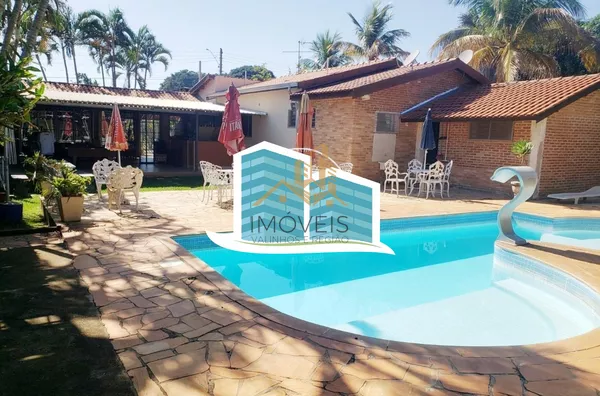 Excelente casa térrea a venda no Condomínio Parque Shangrilá na cidade de Campinas. Muita natureza e verde envolvem esse imóvel. A casa principal tem 3 dormitórios, sendo 1 suíte com closet, sala, cozinha e banheiro. Possui uma casa anexa, com sala, quart - Foto 25