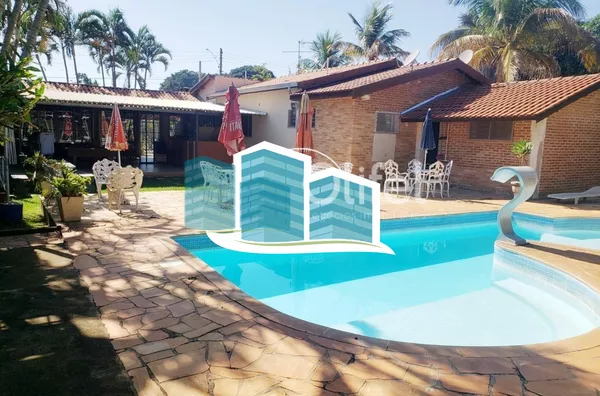 Excelente casa térrea a venda no Condomínio Parque Shangrilá na cidade de Campinas. Muita natureza e verde envolvem esse imóvel. A casa principal tem 3 dormitórios, sendo 1 suíte com closet, sala, cozinha e banheiro. Possui uma casa anexa, com sala, quart - Foto 25