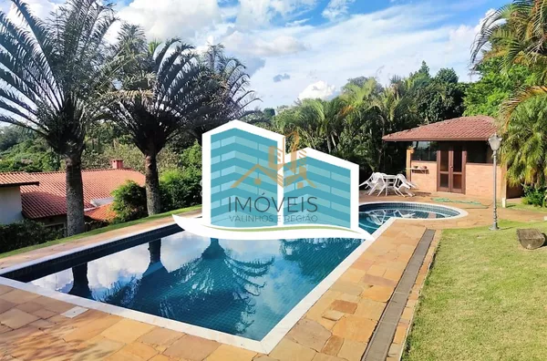 Linda casa no Condomínio Vale do Santa Fé, na cidade de Vinhedo, com excelente terreno, 2520m², 450m2 de construção, com muito verde, vista espetacular das varandas e dos quartos. Muito arejada e aconchegante, com 4 confortáveis suítes, 1 closet, amplo li - Foto 25