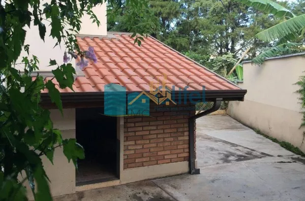 Imagine morar em uma casa, estilo " casa de campo", espaçosa, ambientes  amplos , arejados,  aconchegante, rodeada de natureza, ambientes integrados e com muita qualidade de vida.   Chácara com  2.502m2 de terreno plano, impecável, acabamento de ótima qua - Foto 16