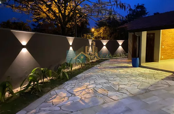 Excelente casa à venda no Condomínio São Joaquim,. Próxima ao lago, iluminação natural e muito arejada. No piso inferior a casa possui um espaço para home office, salão de jogos ou festas, 2 dormitórios e 1 suíte. No piso superior são 3 suítes sendo 1 mas - Foto 30