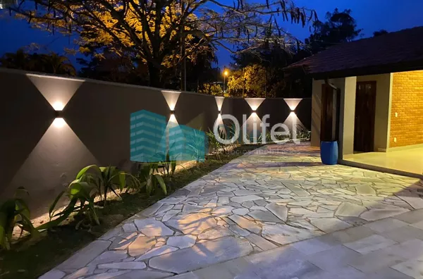 Excelente casa à venda no Condomínio São Joaquim,. Próxima ao lago, iluminação natural e muito arejada. No piso inferior a casa possui um espaço para home office, salão de jogos ou festas, 2 dormitórios e 1 suíte. No piso superior são 3 suítes sendo 1 mas - Foto 30